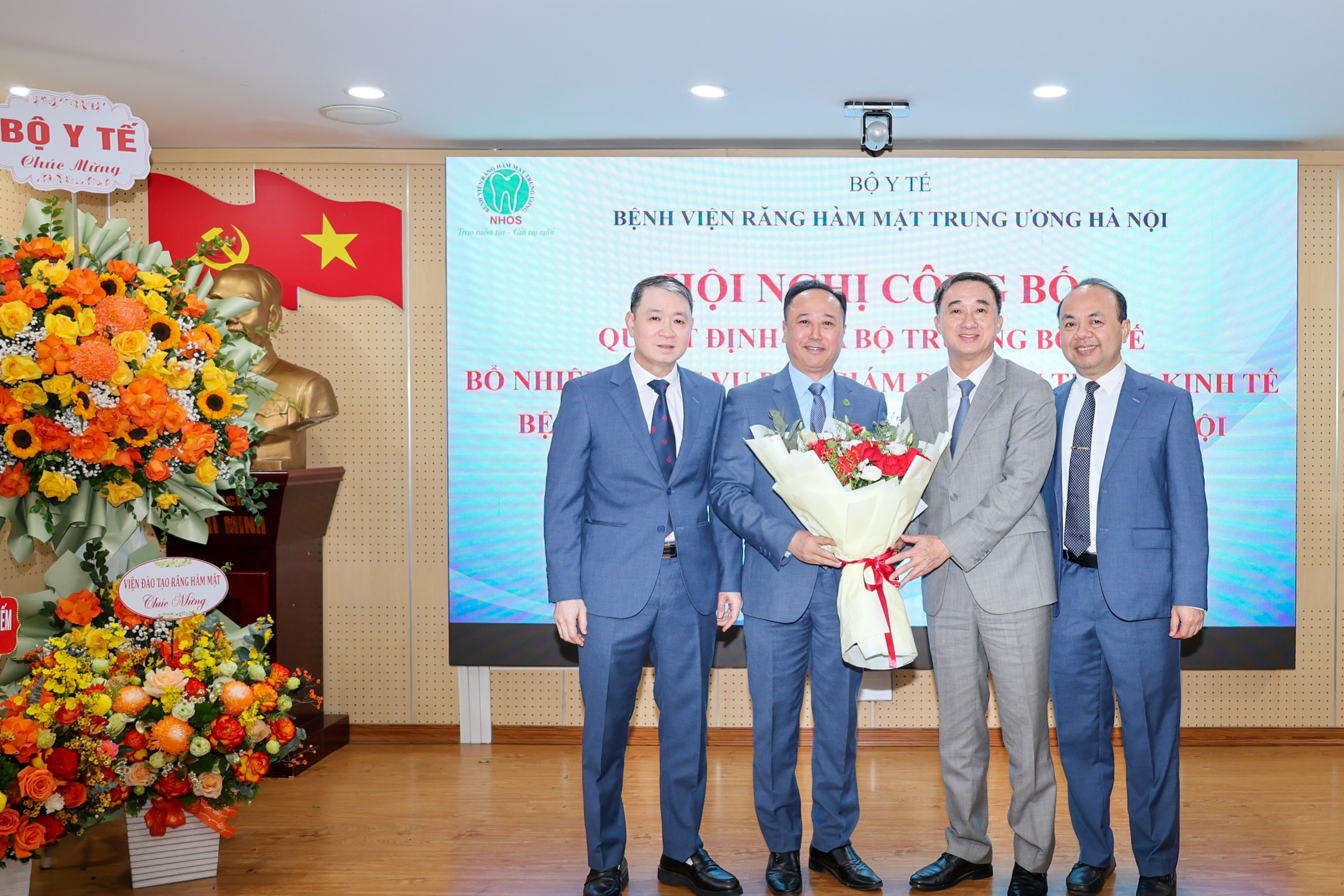 Lãnh đạo Bệnh viện tặng hoa cho Thứ trưởng Trần Văn Thuấn